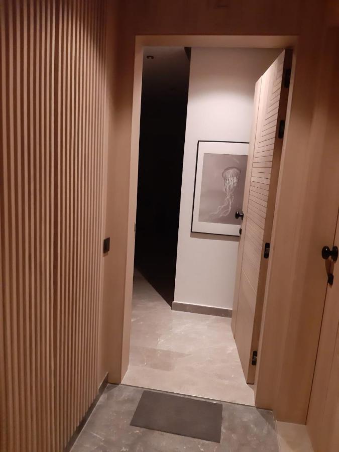 Standing Au Centre De Casa Maarif Netflix * Casablanca