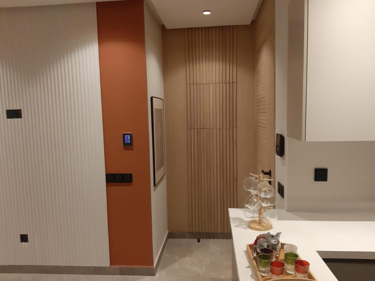 Standing Au Centre De Casa Maarif Netflix * Casablanca
