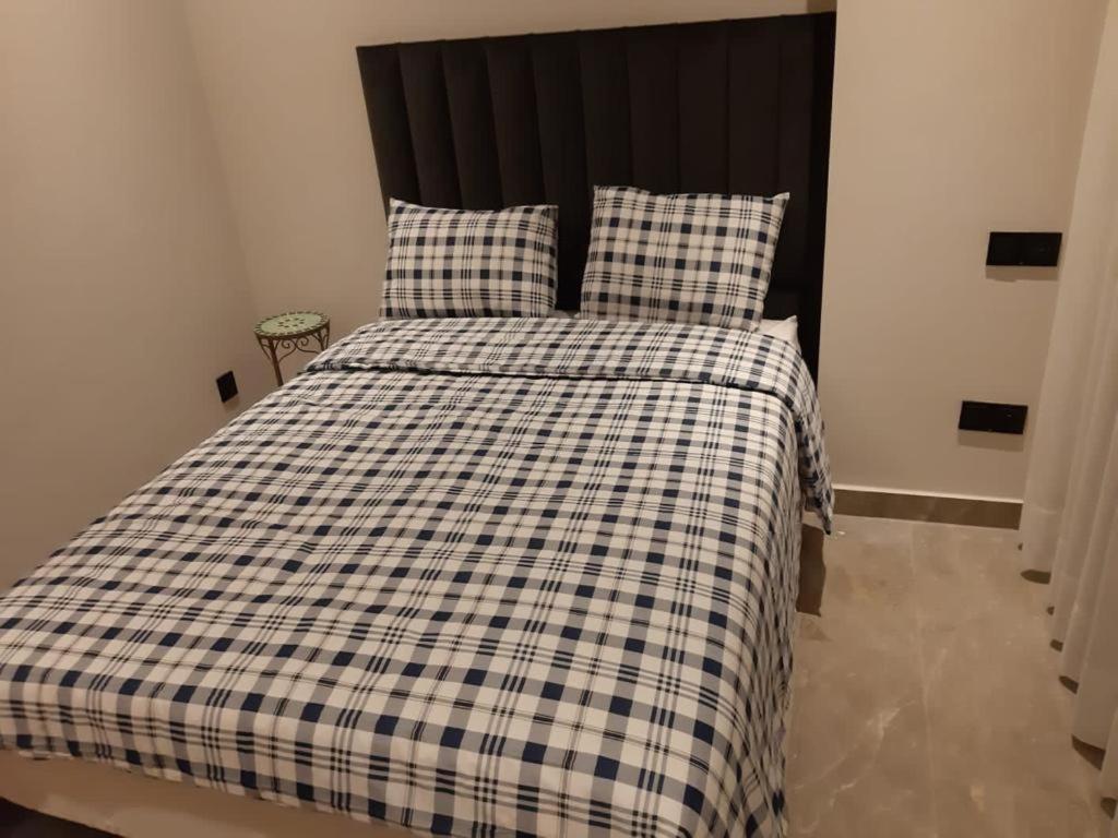 Standing Au Centre De Casa Maarif Netflix * Casablanca