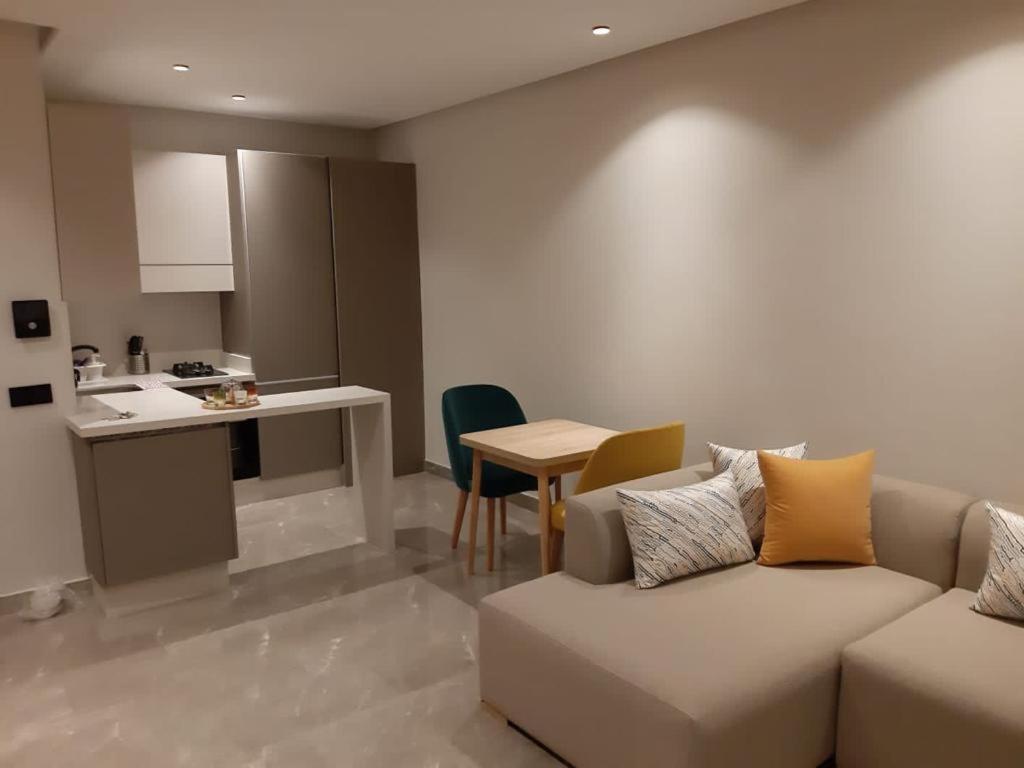 Standing Au Centre De Casa Maarif Netflix