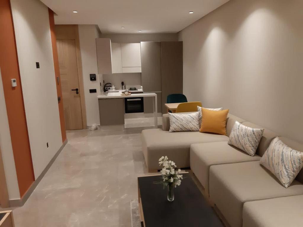 Standing Au Centre De Casa Maarif Netflix *