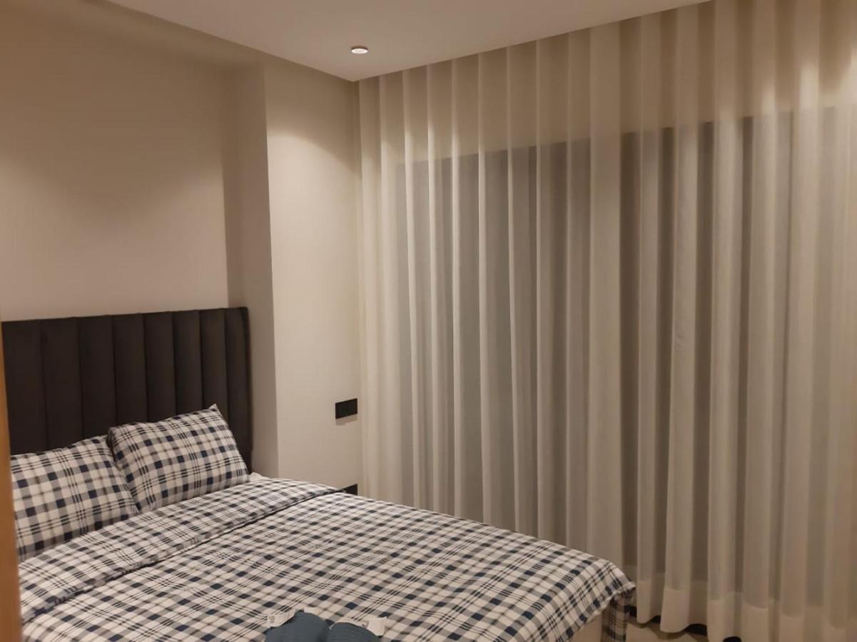 Standing Au Centre De Casa Maarif Netflix Casablanca