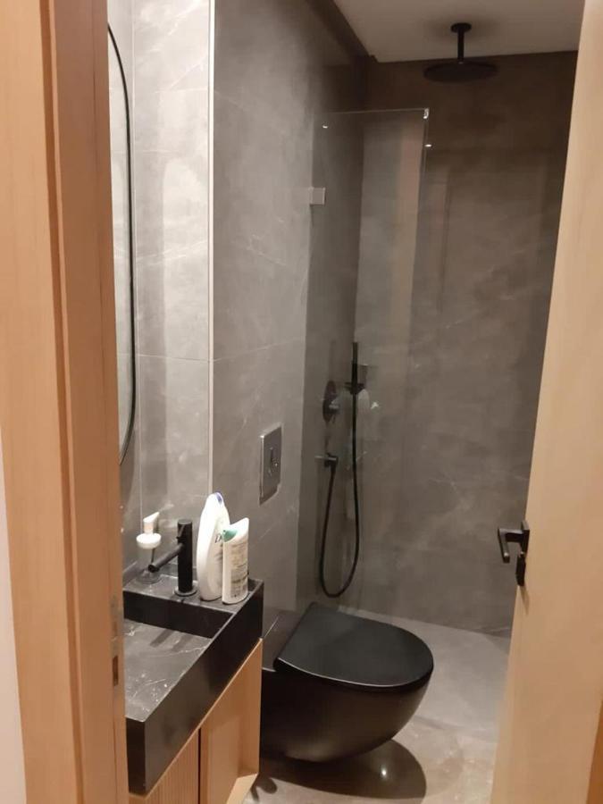 Standing Au Centre De Casa Maarif Netflix * Casablanca