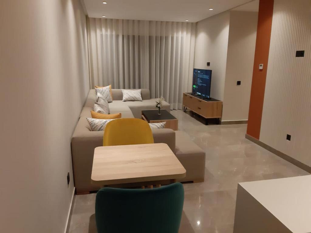 Standing Au Centre De Casa Maarif Netflix Casablanca